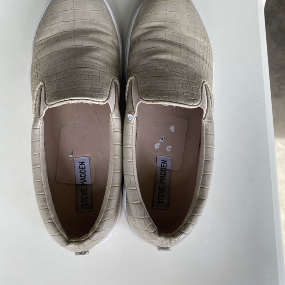 Steve Madden Cream Crocodile Pattern Slip On Sneakers Size 10 - Picture 5 of 7
